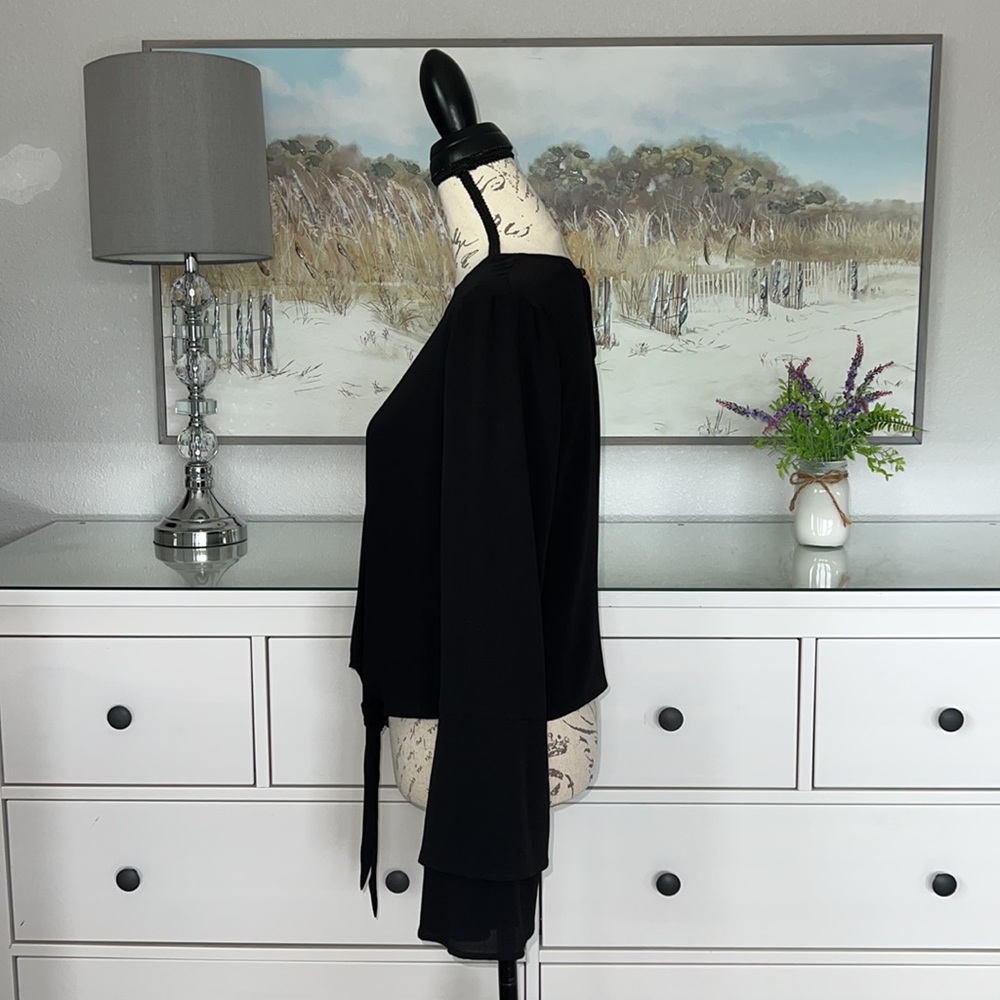 Self 💚 Esteem Bell Sleeve Mid-Crop Pullover Sheer Tie Front Blouse in Jet-black - Picture 4 of 8